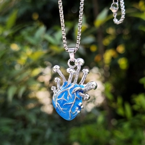 Collana con ciondolo a cuore anatomico e fungo luminoso in lega per Halloween