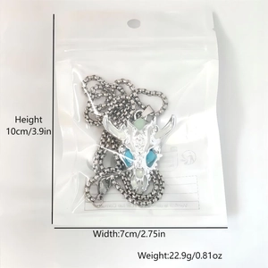 Macro-opname van lichtgevende hiphop-drakenhanger met blauwe ogen en zilveren ketting