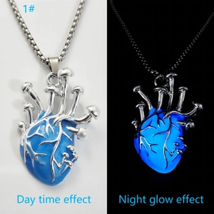 Pendaglio a forma di cuore anatomico e fungo in zinco con effetto luminoso notturno