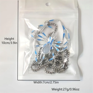 Vue détaillée des dimensions du pendentif araignée argenté avec pierres bleues et chaîne