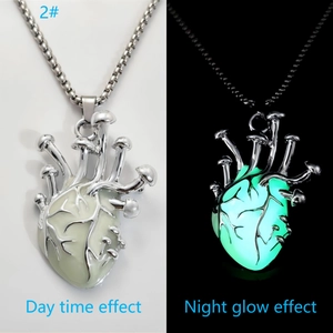 Collana cuore fungo luminosa con aspetto diurno ed effetto bagliore notturno