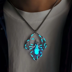 Collier Araignée Lumineux Halloween Alliage de Zinc 3D Brille dans le Noir Pendentif Araignée Gothique Hip Hop Collier pour Homme Femme Bijoux