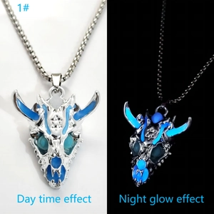 Draakschedel ketting met zilveren daglook en blauw lichtgevend effect in het donker