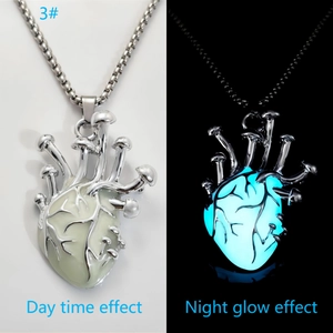 Confronto del ciondolo a cuore tra giorno ed effetto luminoso blu fluorescente notte