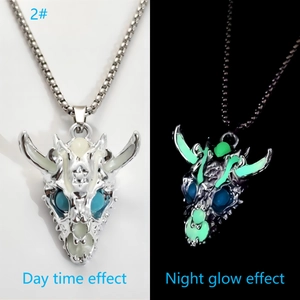 Draak hanger ketting toont lichtgevend effect in het donker versus overdag zilverlook