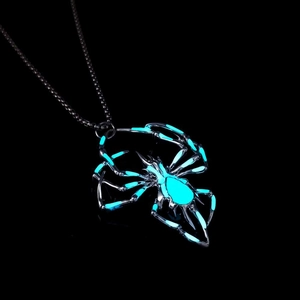 Vue détaillée du pendentif araignée 3D avec effet lumineux bleu brillant dans le noir
