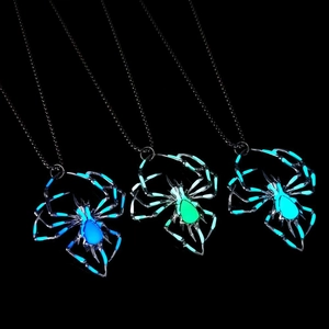 Pendentif araignée lumineux avec des charmes d'insectes brillants bleus et verts