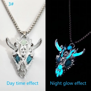 Lichtgevende drakenkop ketting met dag en nacht gloei effecten in detail