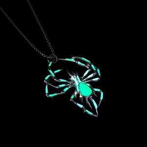 Collier avec pendentif araignée lumineuse et effet phosphorescent sur chaîne noire