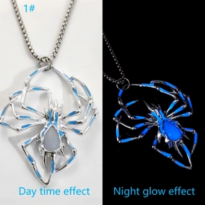 Collier araignée lumineux montrant l'effet de jour et l'éclat bleu fluorescent de nuit