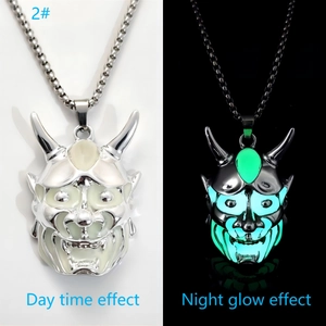 Collana con pendente a maschera fantasma luminosa con effetto diurno e bagliore notturno
