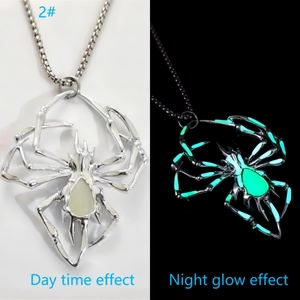 Collier pendentif araignée lumineuse montrant l'effet argenté et l'éclat dans le noir