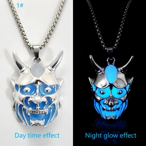 Pendaglio maschera Hannya con effetto fluorescente e confronto giorno e notte
