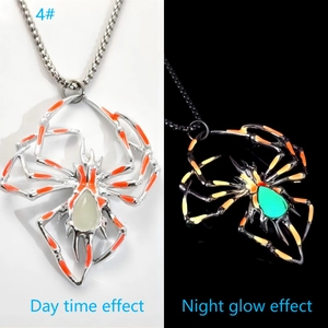Pendentif araignée lumineux avec rayures orange montrant l'effet jour et nuit