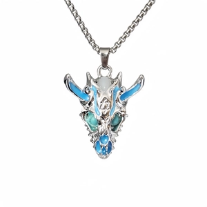Lichtgevende drakenkop hanger ketting met blauwe en groene details op zilveren ketting