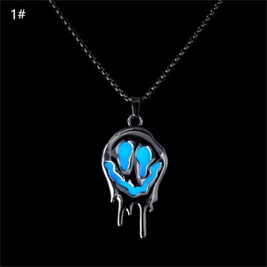 Gros plan d'un pendentif smiley fondant avec goutte d'huile bleue et chaîne noire