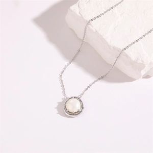 Collier élégant avec pendentif perle ovale géométrique et détails zircon sur pierre blanche