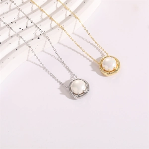 Collier élégant à pendentif perle géométrique avec zircon en finitions or et argent