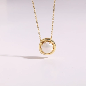 Détails d'un collier pendentif perle géométrique dorée avec ornements en zircone