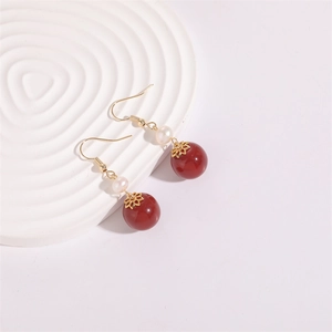 Détails des boucles d'oreilles en or 14K avec perles d'eau douce et pierres rouges