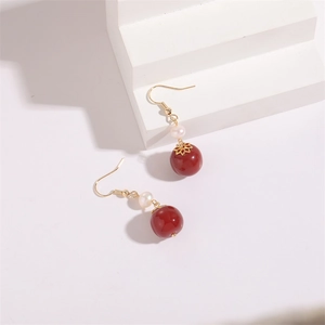 Boucles d'oreilles crochet en or 14K avec perles d'eau douce et grosses pierres rouges