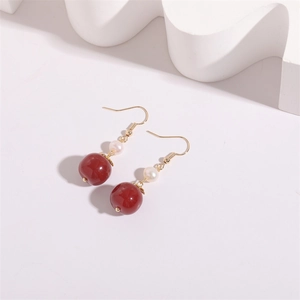 Boucles d'oreilles crochet en or 14K avec perle d'eau douce blanche et pierre rouge