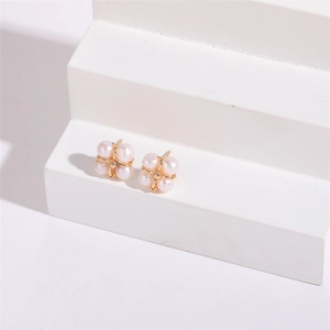 Elegant four-leaf clover stud earrings with 5mm freshwater pearls and gold-plated silver pins