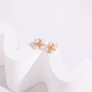 Elegant four-leaf clover stud earrings with 5mm freshwater pearls and gold wire