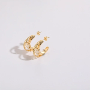 Golden C-shaped hoop earrings with woven chain pattern and heart-shaped opal stones