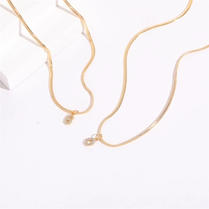 Set di collane a serpente dorate con pendenti a numeri in zircone su pietra bianca