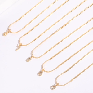 Collana con Pendente a Cifra Araba con Zirconia Intarsiato Catena a Serpente in Rame Leggera di Lusso per Donna Gioielli di Moda