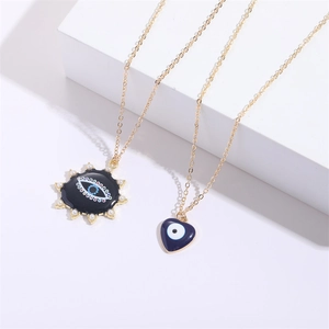 Détails de pendentifs soleil et cœur avec œil émaillé et perles sur chaînes dorées