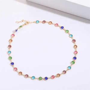 Dettaglio della collana con cristalli multicolore con catena in oro 14K e chiusura a moschettone