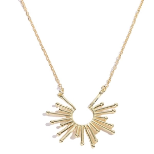 Minimalistische gouden zonnestraal hanger ketting met een stralend ontwerp op wit vlak