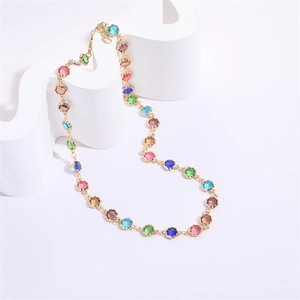 Collana placcata oro 14K con cristalli multicolore arcobaleno su piedistallo geometrico