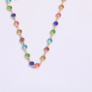 Dettaglio della collana choker placcata oro 14K con cristalli colorati a forma di fiore