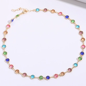 Dettaglio di una collana choker placcata oro 14K con perle di cristallo esagonali colorate