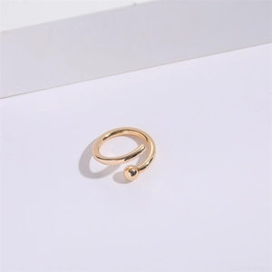 Anello a spirale dorato minimalista con perla metallica geometrica e finitura lucida