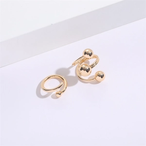 Anello a spirale in oro lucido con sfere metalliche in stile minimalista chic