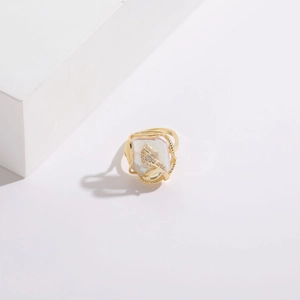 Elegante anillo de perla barroca bañado en oro de 14K con detalle de hoja de circón