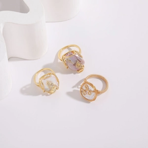 Detalle macro de anillos envueltos en hilo de oro de 14K con perlas de agua dulce barrocas