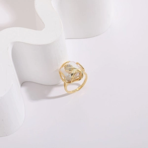 Anillo de perla de agua dulce con hojas de oro de 14K y circonitas brillantes