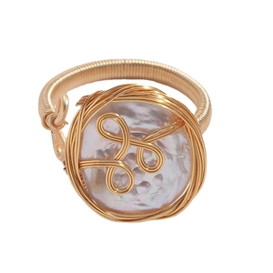 Anillo artesanal de hilo de oro de 14K con una perla barroca natural de agua dulce