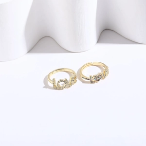 Détail des bagues dorées LOVE avec zircons blancs et pierres de cœur colorées
