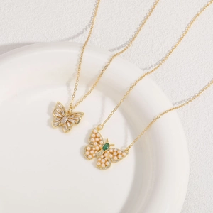Elegante collana a farfalla placcata in oro 14K con zircone, perle e gemma verde