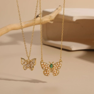 Dettagli di collane placcate oro 14K con farfalla di perle e pendente in zircone