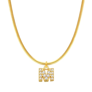 Collana a catena serpente dorata con ciondolo lettera M in zirconi luccicanti