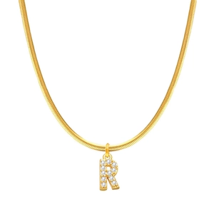 Collana a catena a serpente dorata con un pendente a lettera R scintillante con zirconi