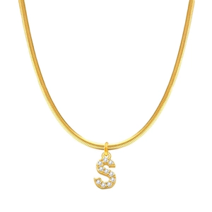 Elegante collana a serpente placcata in oro 18K con ciondolo a lettera S impreziosito da diamanti