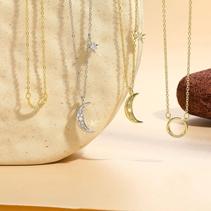 Exquisitos collares con colgante de luna y estrella en baño de oro y plata